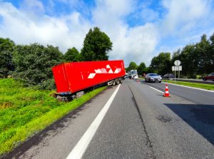 Zdjęcie kolorowe: samochód ciężarowy w rowie