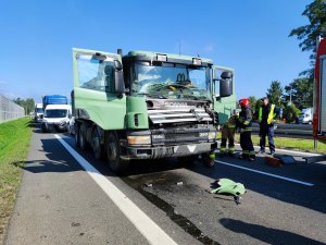 Zdjęcie kolorowe: samochód ciężarowy z rozbitą szybą czołową