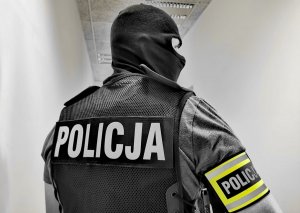 Zdjęcie umundurowanego policjanta w kominiarce