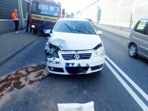 Zdjęcie kolorowe: uszkodzony przód pojazdu