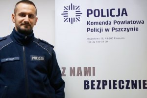 Zdjęcie kolorowe: umundurowany policjant