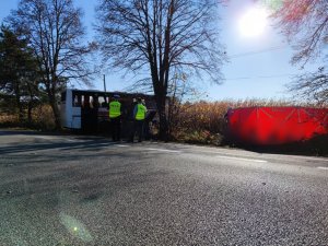 Miejsce wypadku drogowego - jezdnia w kierunku Wisły w miejscowości Pawłowice. Służby wykonują czynności na miejscu zdarzenia. Po lewej autobis, po prawej czerwony parawan.