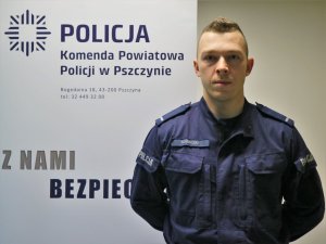 Zdjęcie kolorowe: umundurowany policjant