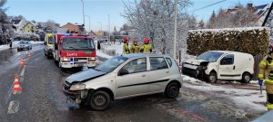 Zdjęcie kolorowe: pojazdy uszkodzone w wyniku zdarzenia drogowego