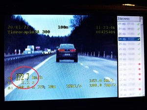 Zdjęcie kolorowe: widoczny samochód z pomiarem prędkości, który wskazuje 172 km/h