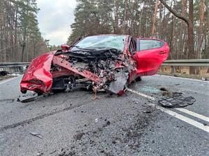 Zdjęcie kolorowe: widoczny uszkodzony czerwony samochód osobowy