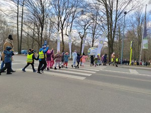 Zdjęcie kolorowe: dzieci przechodzące przez przejście dla pieszych