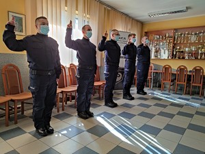 Zdjęcie kolorowe: pięciu umundurowanych policjantów składających ślubowanie