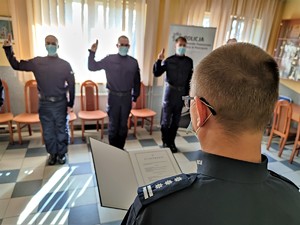 Zdjęcie kolorowe: umundurowani policjanci składają ślubowanie