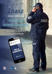 Zdjęcie kolorowe: umundurowany policjant rozmawia przez telefon komórkowy