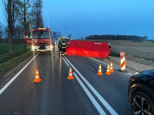 Zdjęcie kolorowe: z prawej strony widoczny ogromny strażacki parawan, z lewej wóz staży pożarnej.