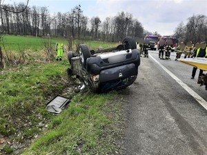 Zdjęcie kolorowe: samochód po dachowaniu