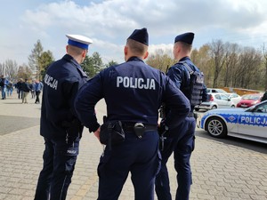 Zdjęcie kolorowe: trzech umundurowanych policjantów