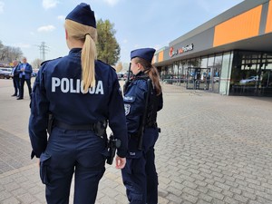 Zdjęcie kolorowe: dwie umundurowane policjantki, w tle widoczne wejście do kopalni KWK Pniówek