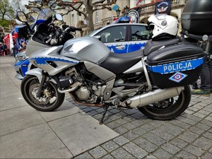 Zdjęcie kolorowe: policyjny motocykl