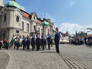 Zdjęcie kolorowe: orkiestra na budynku urzędu miasta