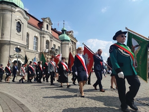 Zdjęcie kolorowe: poczty sztandarowe podczas pochodu