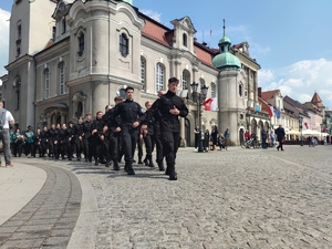 Zdjęcie kolorowe: klasa mundurowa podczas przemarszu