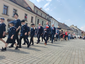 Zdjęcie kolorowe: uczestnicy przemarszu