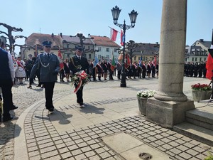 Zdjęcie kolorowe: policjant i strażak pożarny maszerują