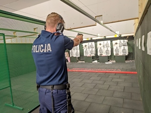 Zdjęcie kolorowe: umundurowany policjant podczas ćwiczeń na strzelnicy