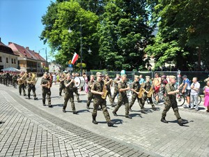 Zdjęcie kolorowe: przemarsz orkiestry.