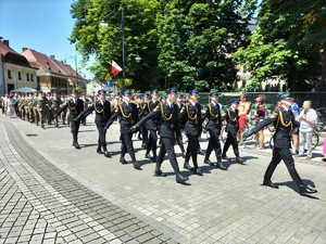 Zdjęcie kolorowe: defilada służb mundurowych.