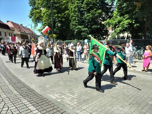 Zdjęcie kolorowe: przemarsz pocztów sztandarowych.