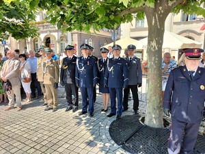 Zdjęcie kolorowe: widoczni umundurowani policjanci podczas uroczystości