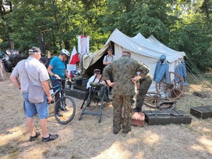 Zdjęcie kolorowe: widoczna grupa rekonstrukcyjna.