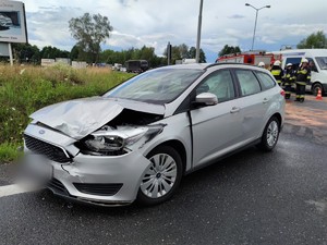 Zdjęcie kolorowe: pojazd uszkodzony w wyniku zdarzenia drogowego.