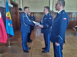 Zdjęcie kolorowe: policjanci podczas ceremonii wręczenia aktów nominacyjnych.