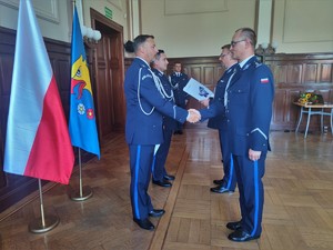 Zdjęcie kolorowe: policjanci podczas ceremonii wręczenia aktów nominacyjnych.