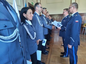 Zdjęcie kolorowe: policjanci podczas ceremonii wręczenia aktów nominacyjnych.