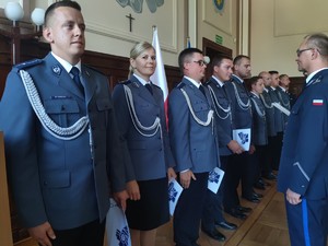 Zdjęcie kolorowe: policjanci podczas ceremonii wręczenia aktów nominacyjnych.