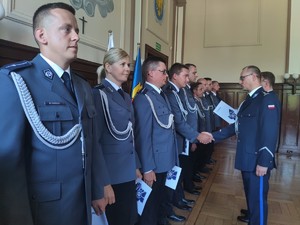 Zdjęcie kolorowe: policjanci podczas ceremonii wręczenia aktów nominacyjnych.