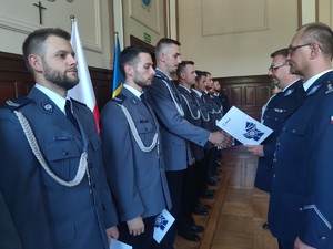 Zdjęcie kolorowe: policjanci podczas ceremonii wręczenia aktów nominacyjnych.