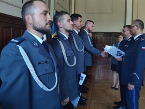 Zdjęcie kolorowe: policjanci podczas ceremonii wręczenia aktów nominacyjnych.