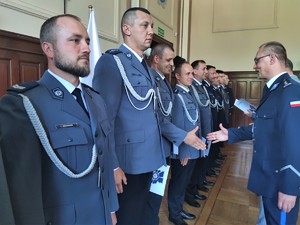 Zdjęcie kolorowe: policjanci podczas ceremonii wręczenia aktów nominacyjnych.