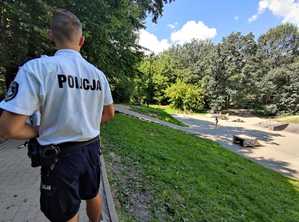 Zdjęcie kolorowe: umundurowany policjant w skateparku.