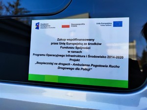 Zdjęcie kolorowe przedstawia naklejkę o środkach finansowania pojazdu.