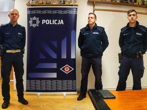 Zdjęcie kolorowe przedstawia 3 umundurowanych policjantów.