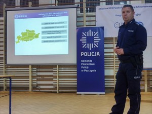 Zdjęcie przedstawia umundurowanego policjanta.