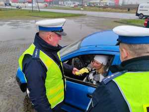 Zdjęcie przedstawia policjantów Wydziału Ruchu Drogowego podczas kontroli kierowcy.