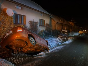 Zdjęcie przedstawia dwa samochody osobowe w rowie.