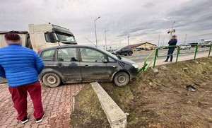 Zdjęcie przedstawia samochód osobowy, który uderzył w barierki.