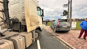 Zdjęcie przedstawia uszkodzony samochód ciężarowy i osobowy.