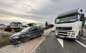 Zdjęcie przedstawia uszkodzone pojazdy po zdarzeniu drogowym.