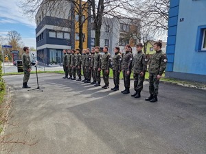 Zdjęcie przedstawia uczniów klasy wojskowej.