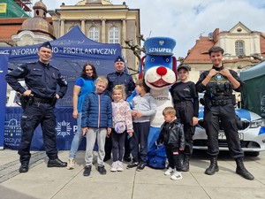 Zdjęcie przedstawia: mundurowych, uczniów klasy mundurowej, dzieci i policyjną maskotkę podczas zdjęcia pozowanego.